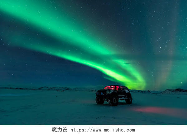 绿色星空下美丽北极光冰岛美丽风景